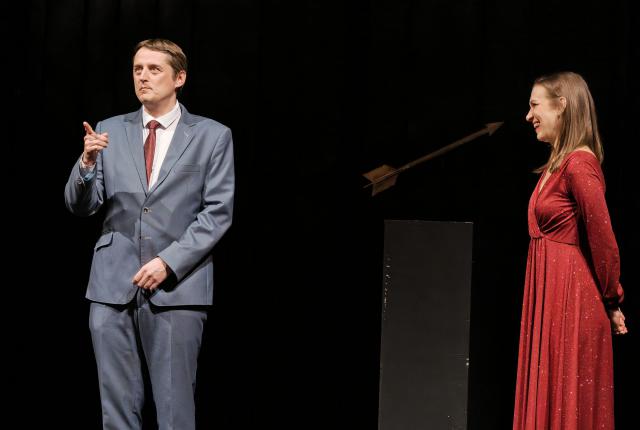 Festivalovou soutěž v Městském divadle uvedli stand-up komik Petr Vydra, moderátor závěrečného Galavečera smíchu, a Martina Sikorová. Foto Michal Klíma