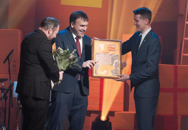Cenu pro Dejvické divadlo odevzdával ředitel společnosti EOP Distribuce a. s. Karel Čipera. Foto Michal Klíma 
