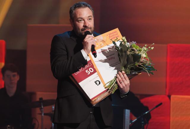 Za diváckou cenu pro komedii Fifty poděkoval ředitel Dejvického divadla Lukáš Průdek. Foto Michal Klíma